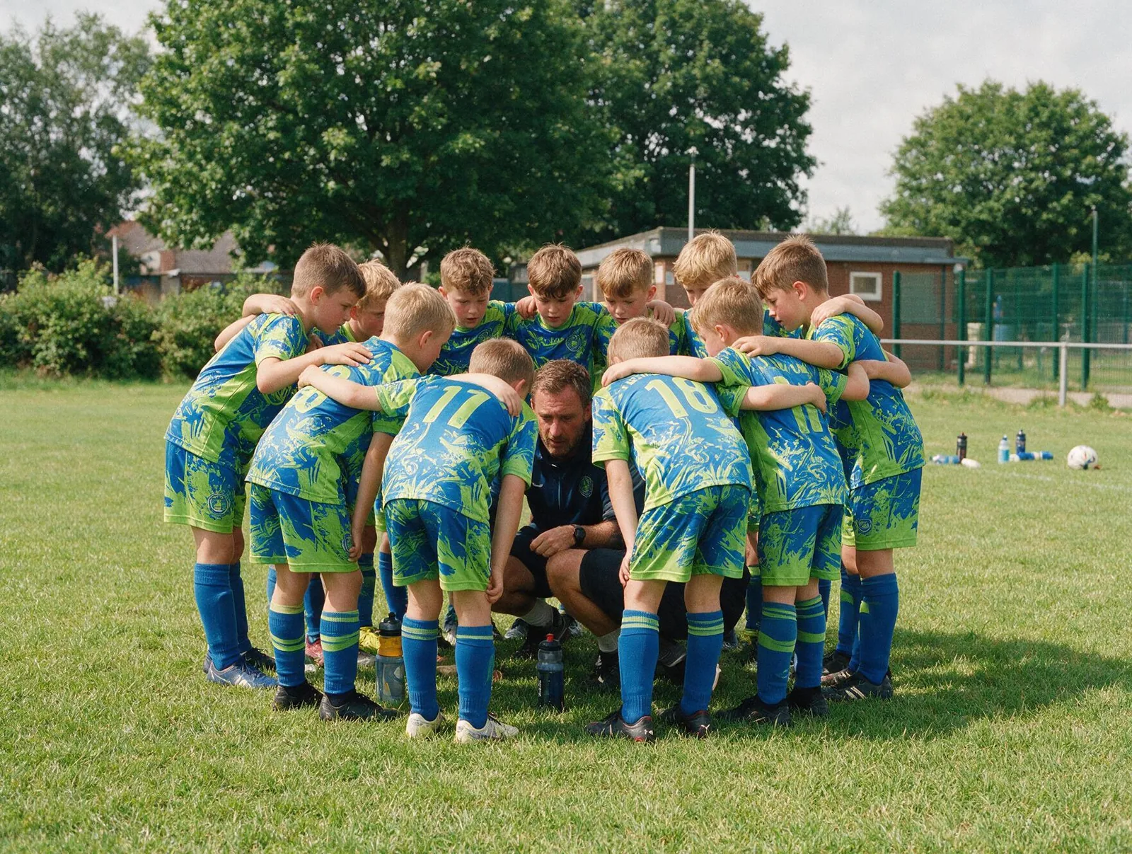 Giovani giocatori riuniti con maglie del club personalizzate