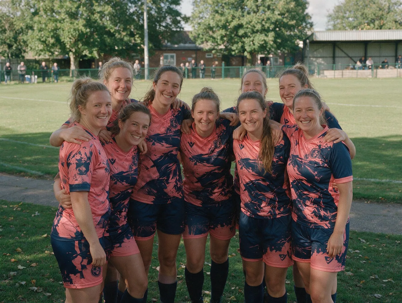 Équipe féminine en maillots sublimés aux couleurs du club