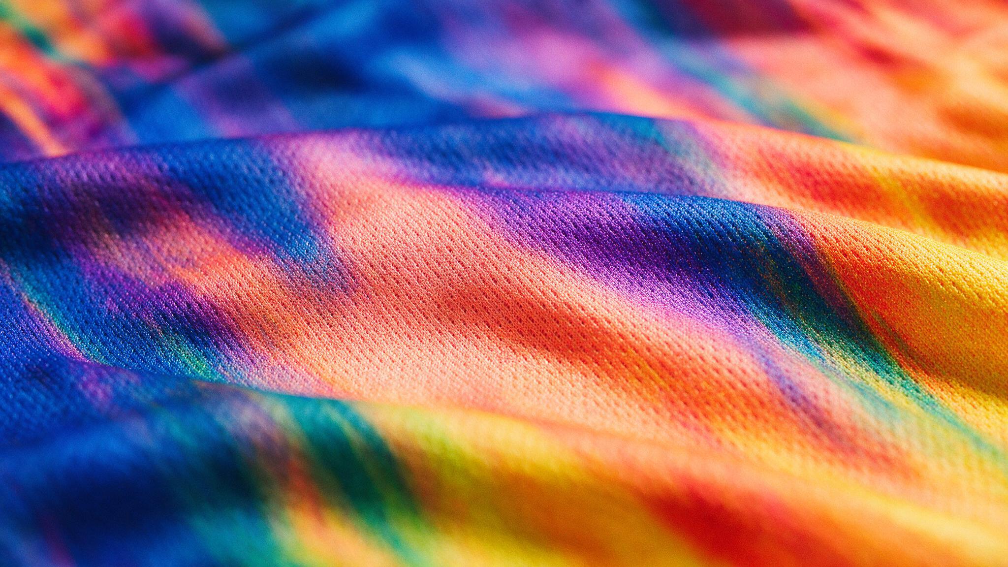 Gros plan sur le tissu coloré d'un maillot de sport personnalisé en sublimation