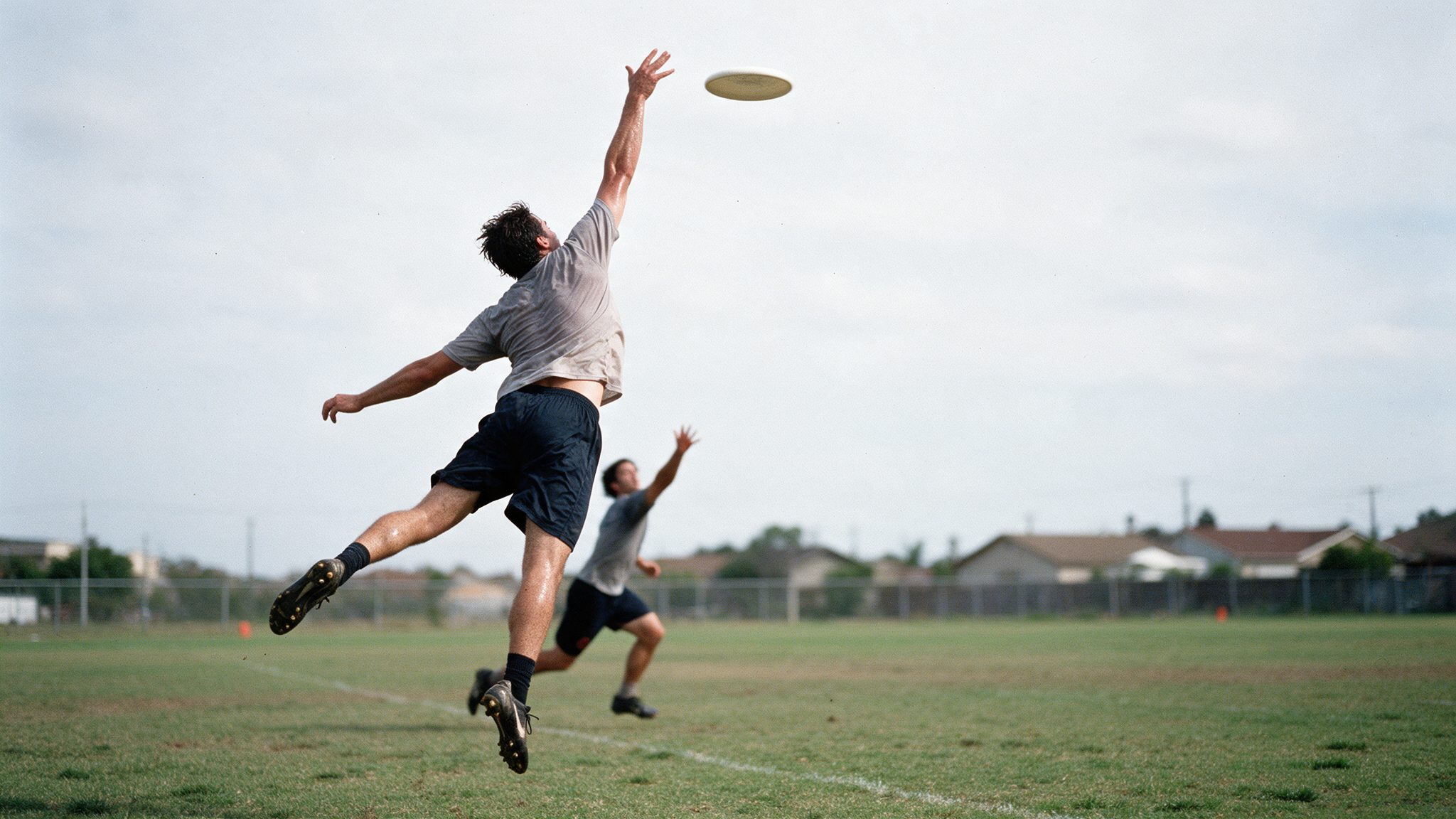 Joueur d'ultimate frisbee sautant pour attraper le disque sur un terrain, saison indoor